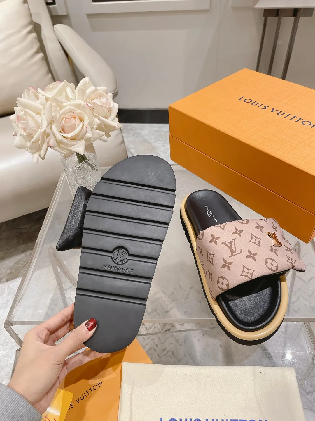 👟👟Ex-factory price 360👟👟 Lvjia brand | ²⁰²5 𝐬𝐬 💛2025 spring and summer latest popular Velcro series...Couple style thick-soled slippers, new rare products at the purchasing level💫 🍒This style is the favorite of celebrities🌟big internet celebrities. A simple and elegant sandal. A good style that you can't take your eyes off at a glance! The thick sole has the effect of increasing the height of the feet. It has the function of elongating the legs immediately. It is exquisite and low-key luxury✔️ No matter it is paired with skirts or trousers, it is super aura🛍 ━━━━━ ЅᏇєєt ━━━━━ ▪️Upper: LV old floral fabric ▪️Outsole: original molded outsole ▪️Shoe size: 35-45